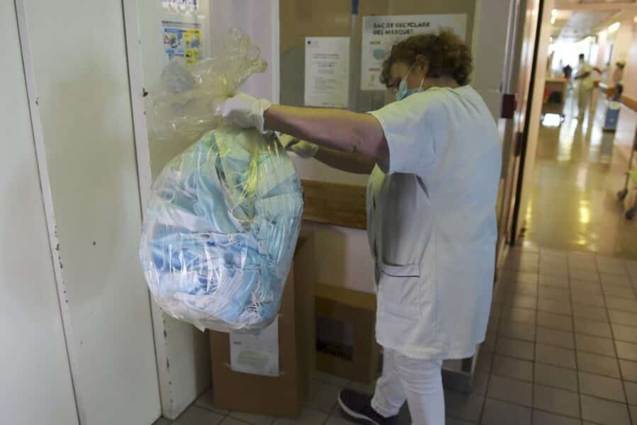 des-hopitaux-de-paris-a-l&rsquo;industrie-auto,-le-parcours-d&rsquo;un-masque-recycle