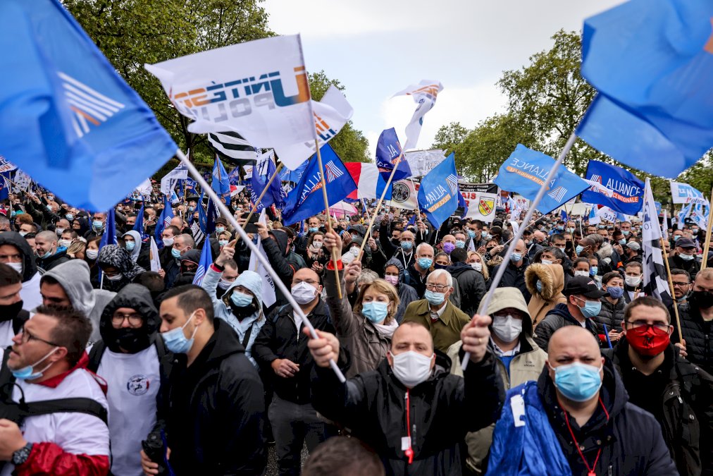 des-milliers-de-policiers-rassembles-devant-l&rsquo;assemblee,-la-justice-ciblee