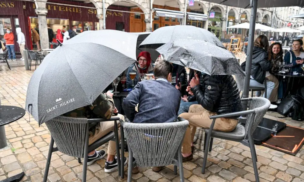 covid-19:-en-terrasse-ou-au-cinema,-la-france-profite-d’un-souffle-de-liberte