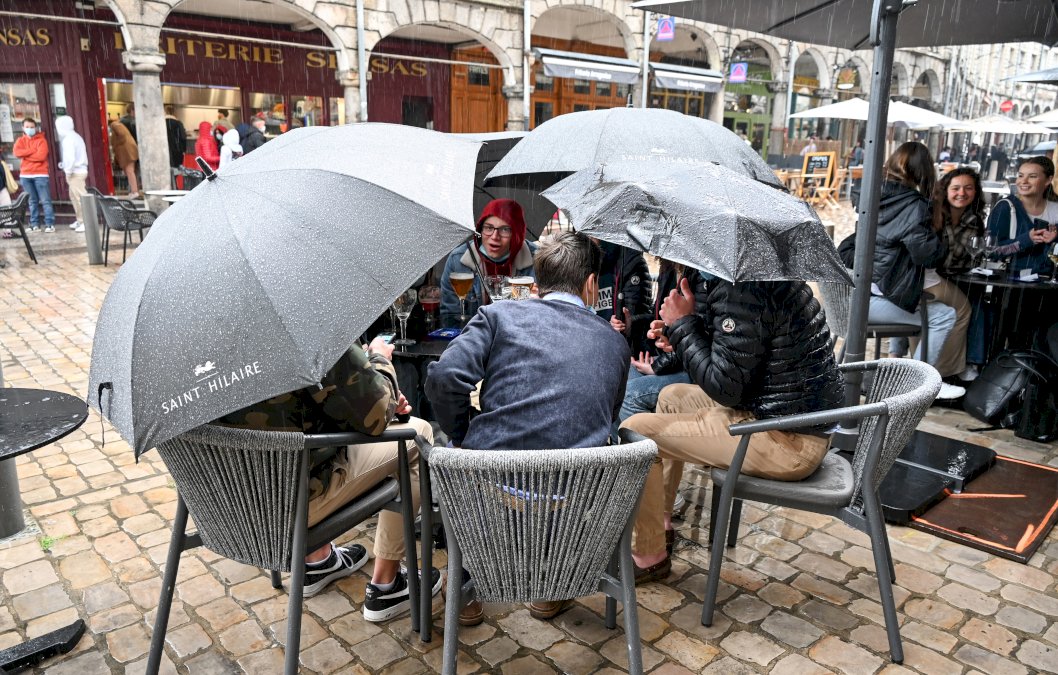 covid-19:-en-terrasse-ou-au-cinema,-la-france-profite-d&rsquo;un-souffle-de-liberte