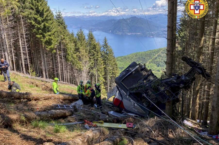 italie:-13-morts-dans-la-chute-d&rsquo;un-telepherique-au-bord-du-lac-majeur
