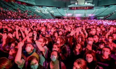masques-mais-heureux:-la-foule-de-retour-a-bercy-pour-un-concert-test-d&rsquo;indochine