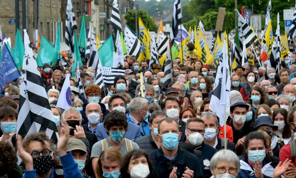 des-milliers-de-manifestants-pour-defendre-les-langues-regionales,-bretons-et-basques-particulierement-mobilises