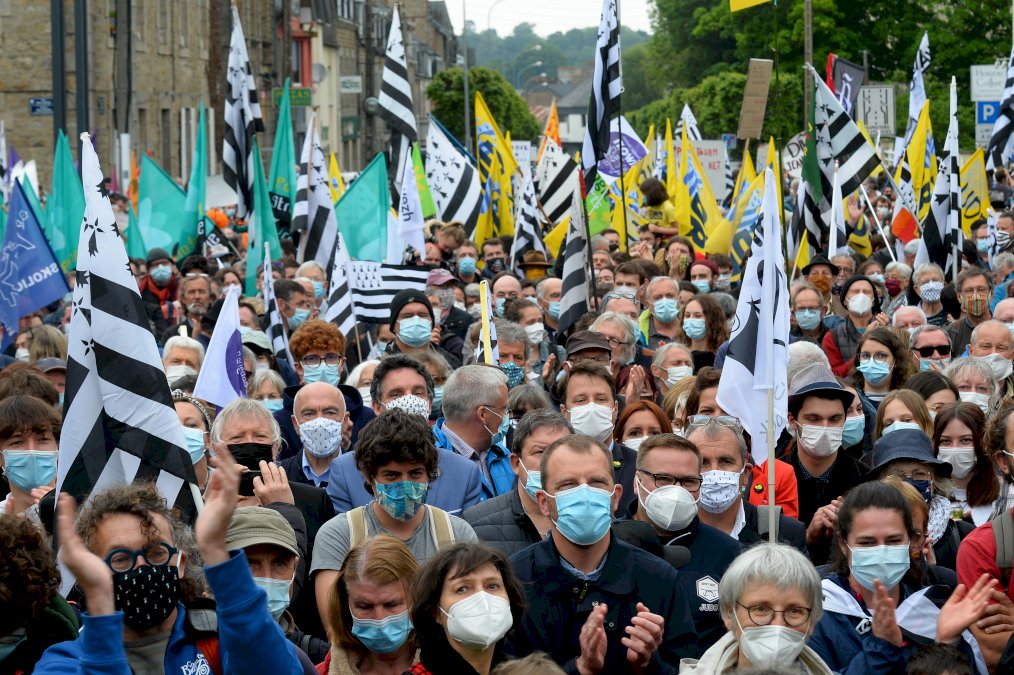 des-milliers-de-manifestants-pour-defendre-les-langues-regionales,-bretons-et-basques-particulierement-mobilises