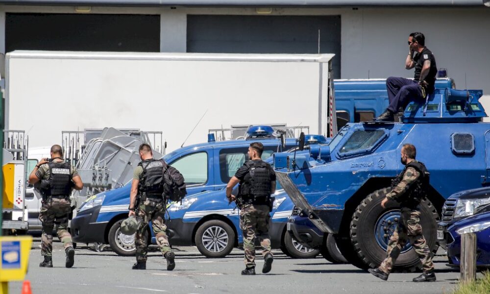 dordogne:-le-forcene-arrete-et-blesse-dans-un-echange-de-tirs-avec-les-gendarmes
