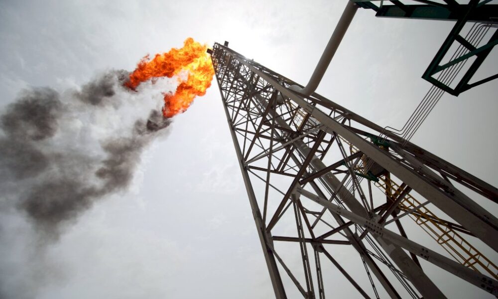 Les prix du pétrole s'envolent après l'annonce surprise de baisses de production