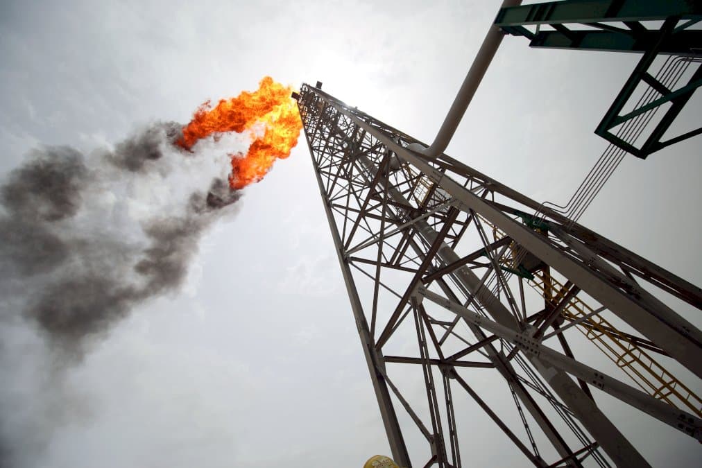 Les prix du pétrole s'envolent après l'annonce surprise de baisses de production