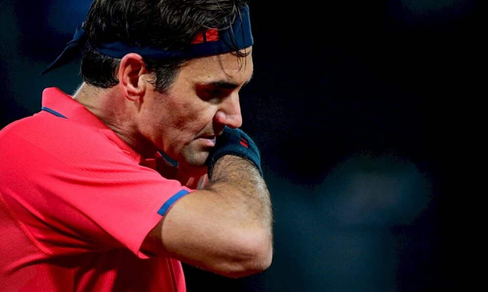 roland-garros:-dans-le-huis-clos-nocturne,-federer-se-sort-d&rsquo;un-long-bras-de-fer