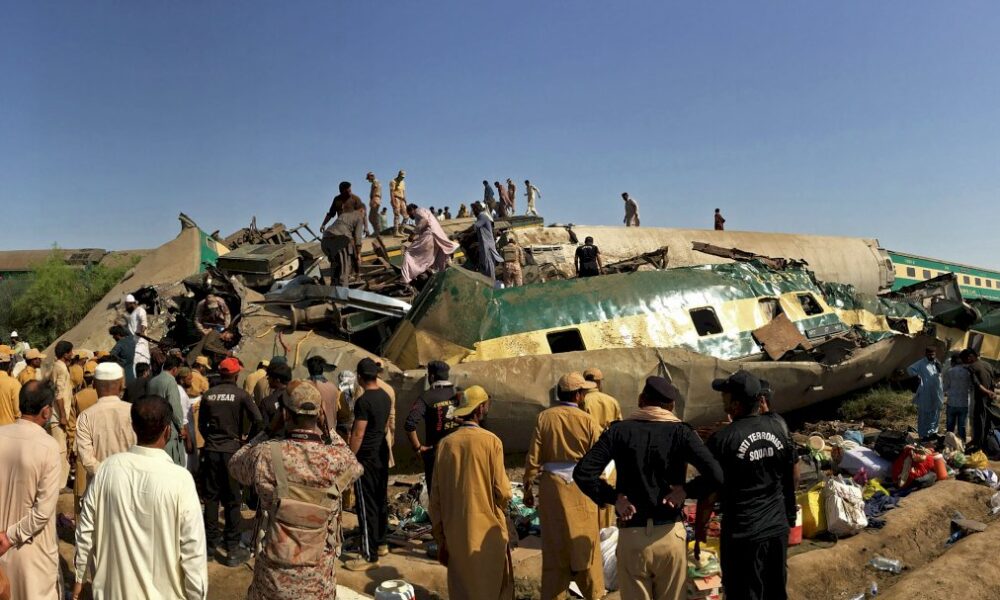 pakistan:-au-moins-40-morts-dans-un-double-accident-ferroviaire
