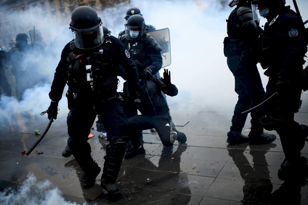 police:-un-an-apres-l&rsquo;annonce-de-son-abandon,-la-cle-d&rsquo;etranglement-toujours-pratiquee