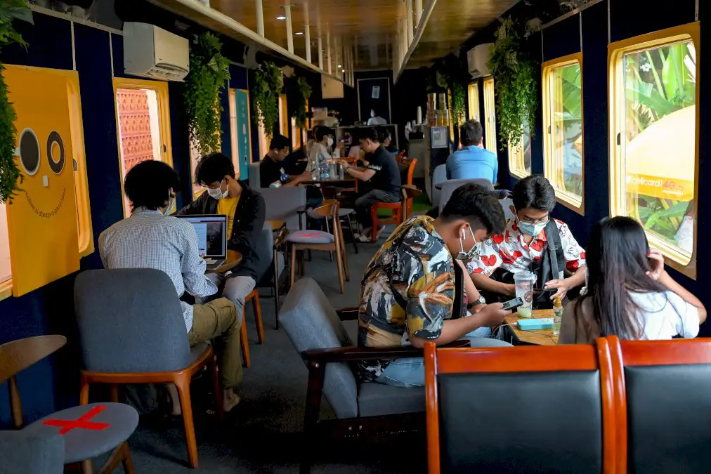 cambodge:-un-cafe-branche-seduit-amateurs-de-selfies-et-nostalgiques-du-train