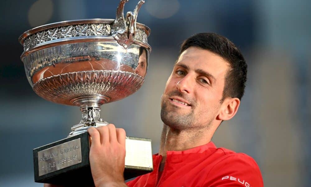 roland-garros:-djokovic-renverse-tsitsipas-et-s&rsquo;offre-son-19e-titre-en-grand-chelem