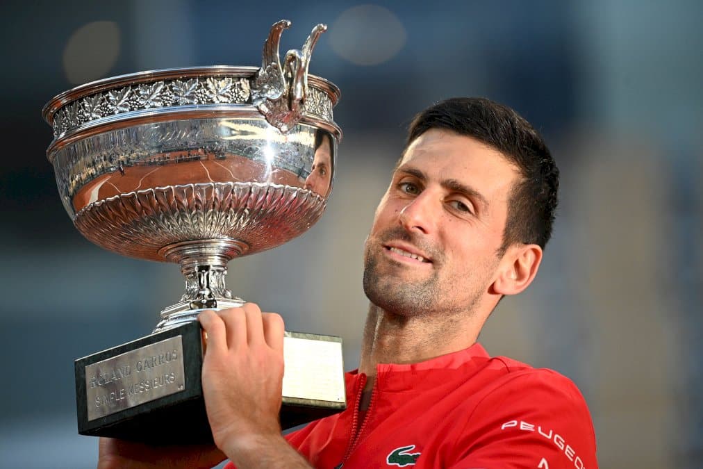 roland-garros:-djokovic-renverse-tsitsipas-et-s&rsquo;offre-son-19e-titre-en-grand-chelem