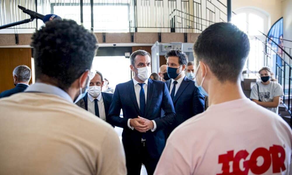 covid:-coup-d&rsquo;envoi-de-la-vaccination-des-adolescents