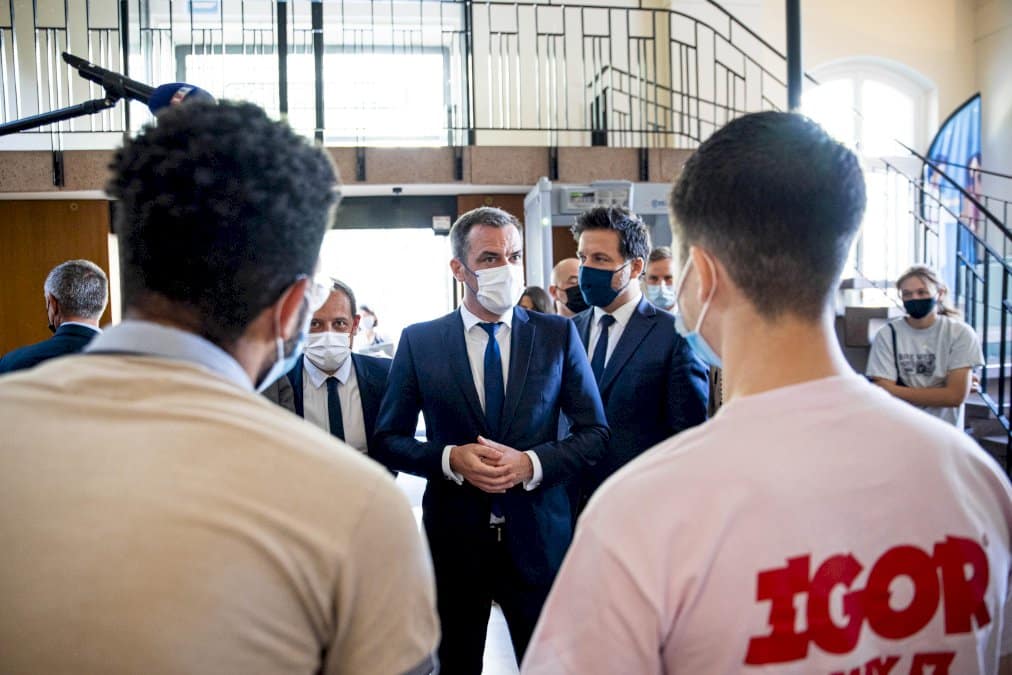 covid:-coup-d&rsquo;envoi-de-la-vaccination-des-adolescents