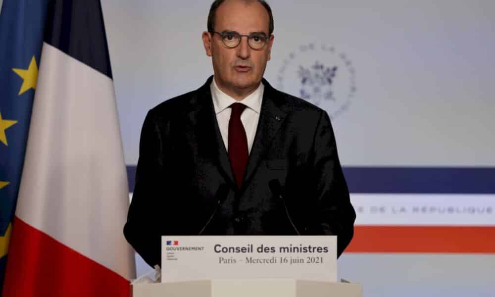 la-france-se-libere-du-couvre-feu-et-du-masque-en-exterieur