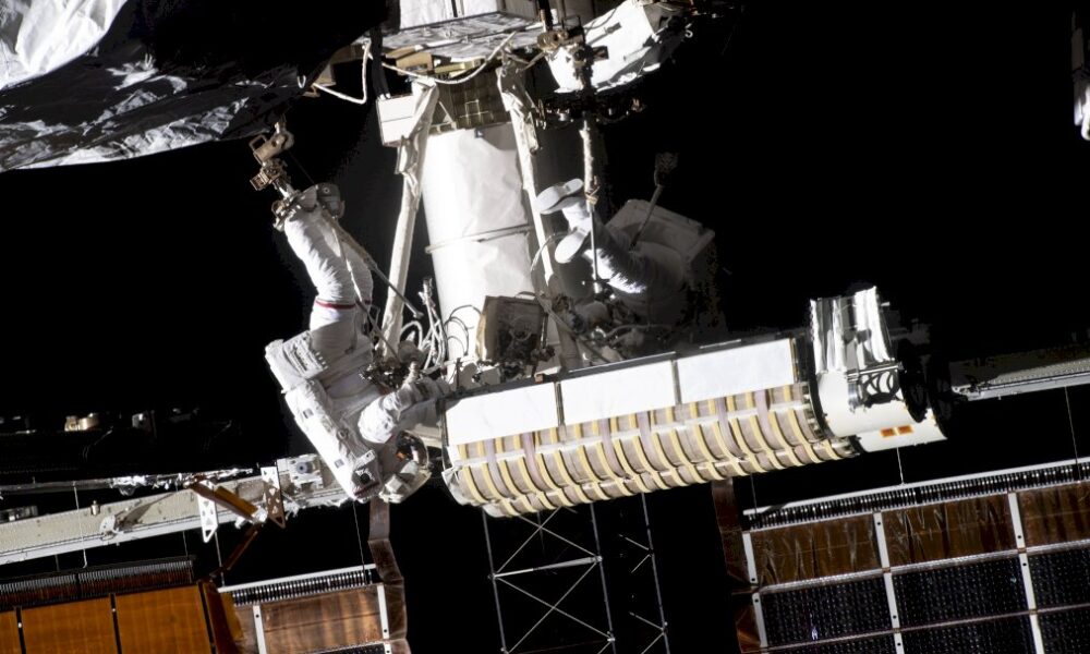 thomas-pesquet-de-retour-dans-la-station-apres-sa-sortie-dans-l&rsquo;espace