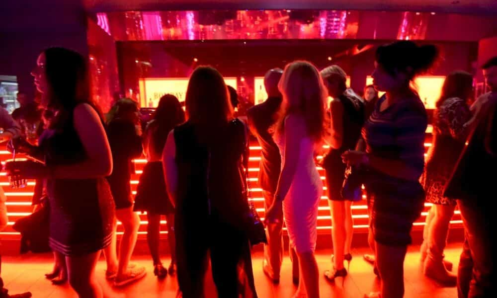 soulagement-du-monde-de-la-nuit:-discotheques-et-concerts-debout-vont-rouvrir