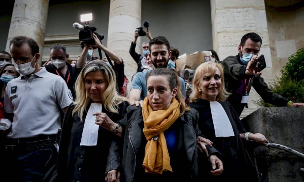 « victime »-du-mari-proxenete-qu&rsquo;elle-a-tue,-valerie-bacot-ressort-libre-des-assises