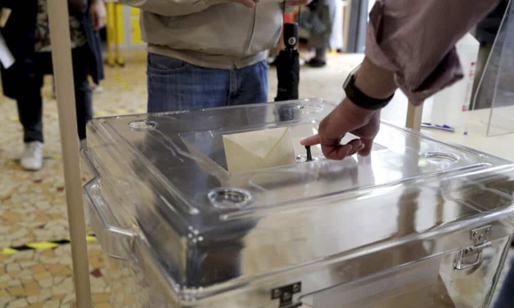 regionales:-abstention-quasi-record,-les-sortants-reelus,-pas-de-region-pour-le-rn
