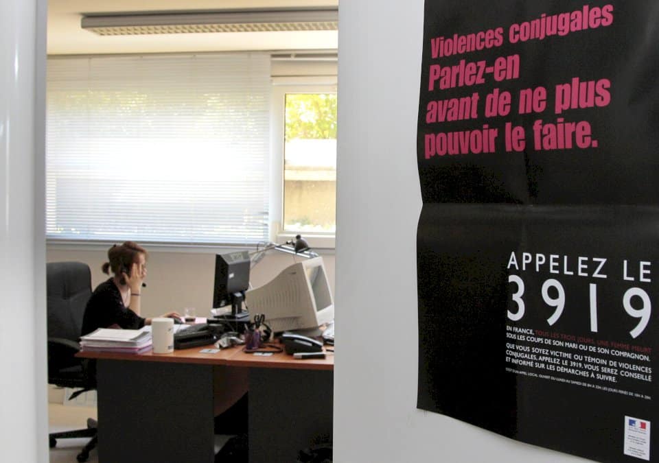 violences-conjugales:-le-3919-desormais-disponible-24h/24-du-lundi-au-vendredi