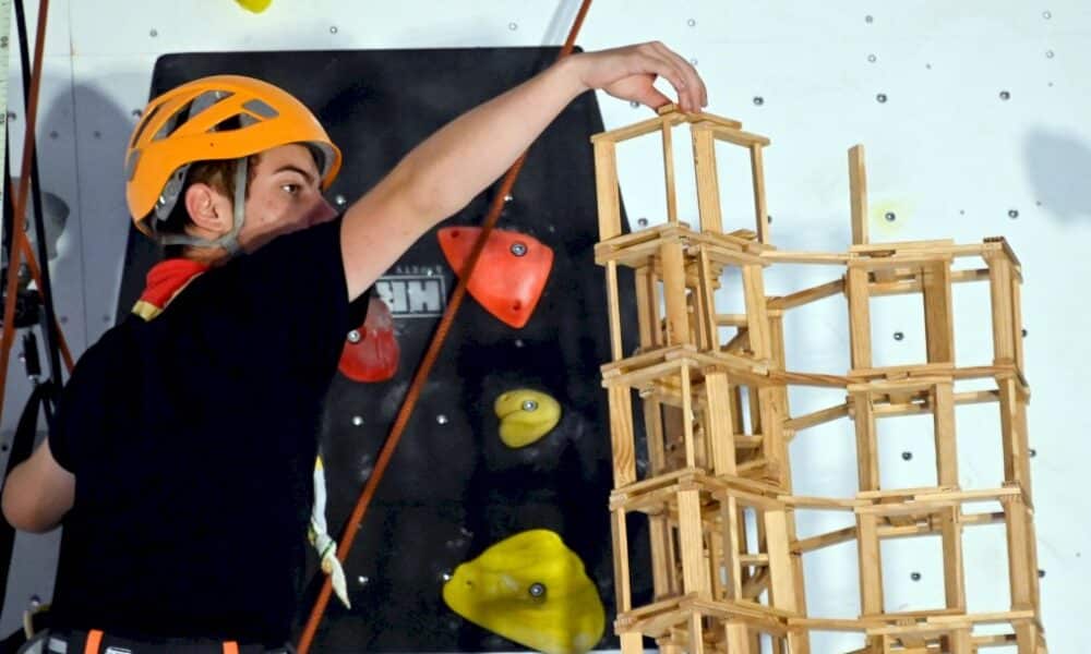 mulhouse:-quatre-scouts-construisent-la-plus-haute-tour-de-kapla-du-monde,-a-plus-de-18-metres