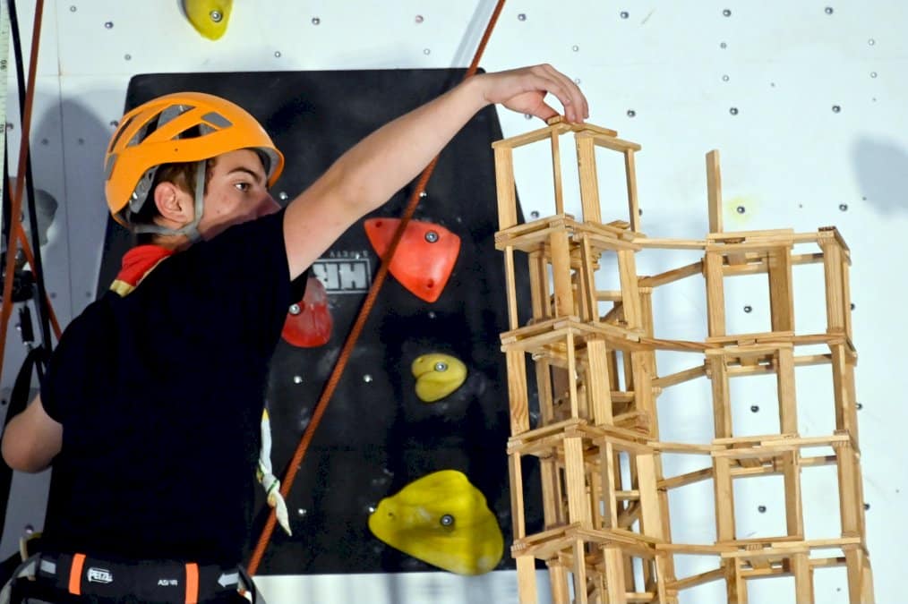 mulhouse:-quatre-scouts-construisent-la-plus-haute-tour-de-kapla-du-monde,-a-plus-de-18-metres