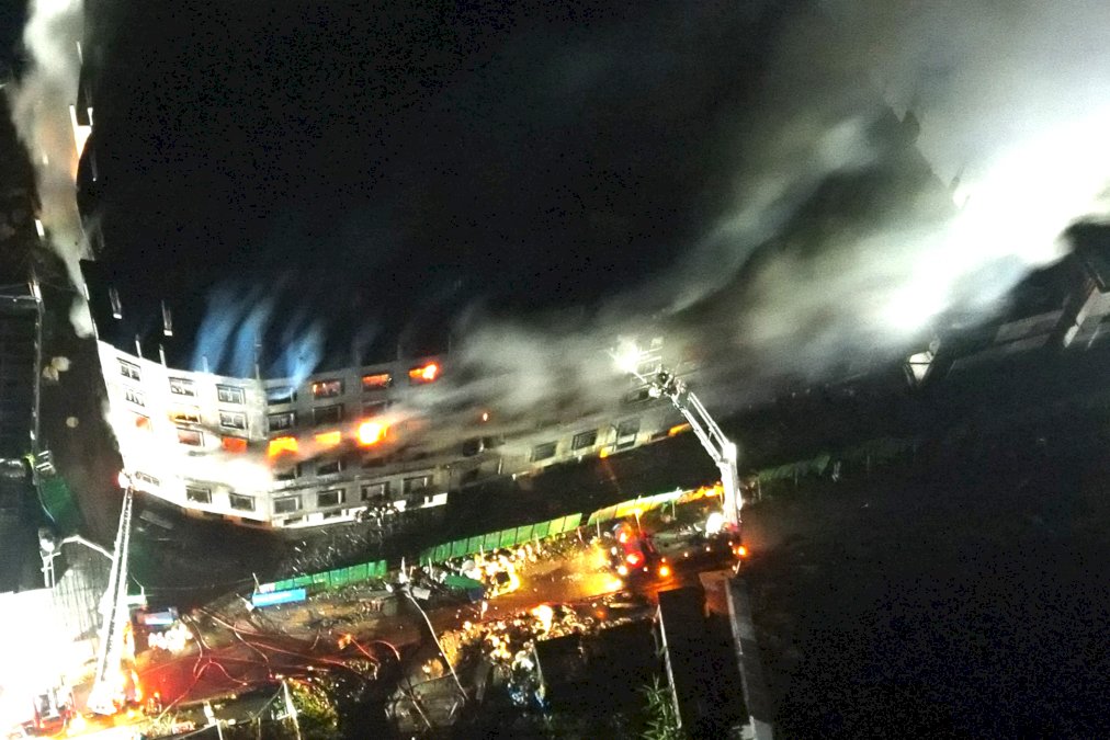 bangladesh:-plus-de-50-morts-dans-le-gigantesque-incendie-d&rsquo;une-usine