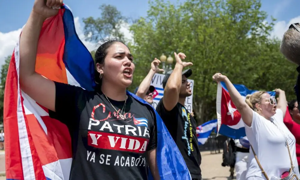 « a-bas-le-communisme »,-scandent-aussi-les-americains-d’origine-cubaine