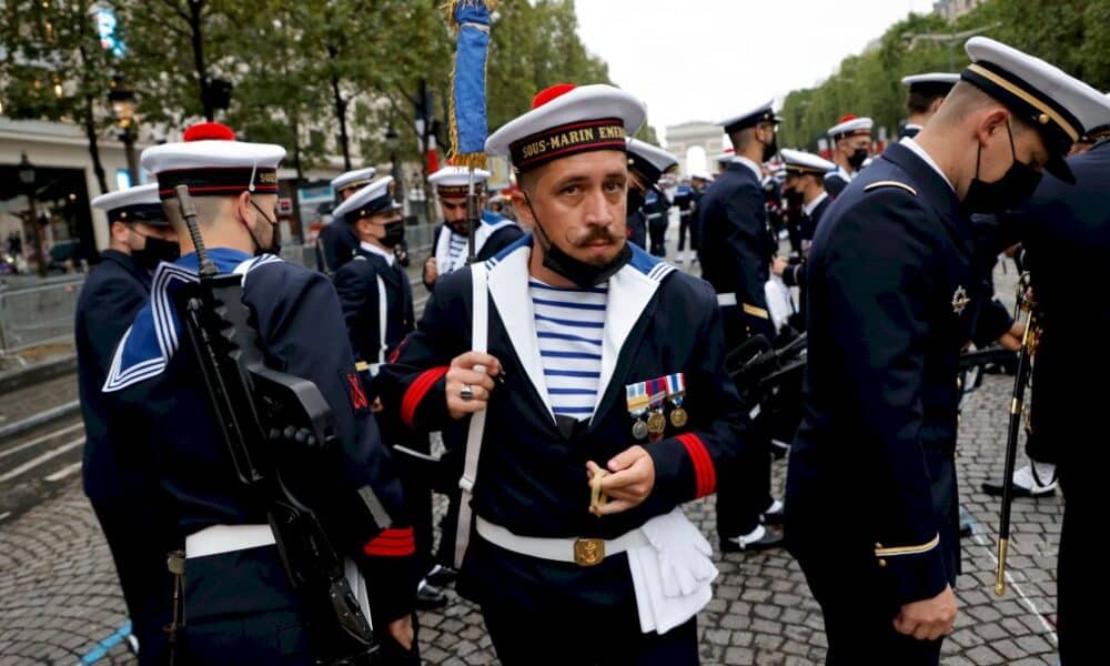 defile-militaire-a-paris-pour-la-fete-nationale,-malgre-le-variant