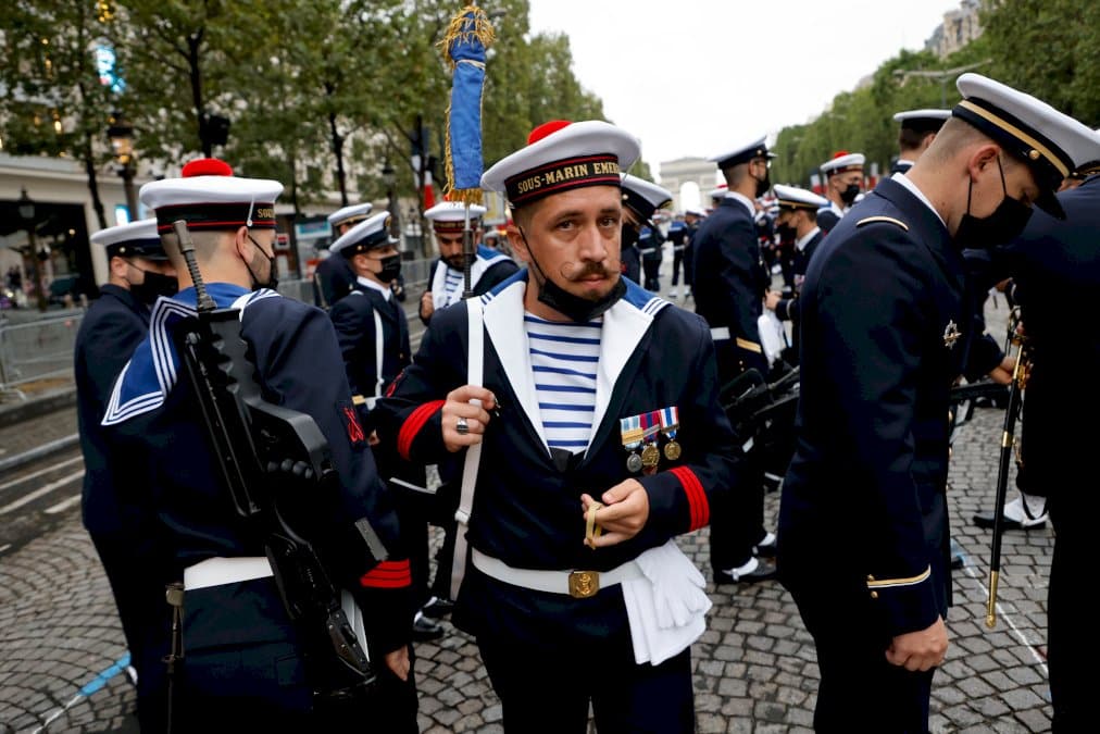 defile-militaire-a-paris-pour-la-fete-nationale,-malgre-le-variant