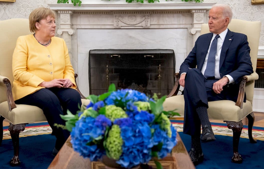 merkel-recue-par-biden-pour-des-adieux-amicaux,-mais-endeuilles