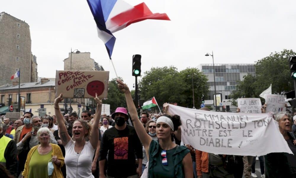 contre-la-« dictature-sanitaire »,-plus-de-110.000-personnes-dans-les-rues