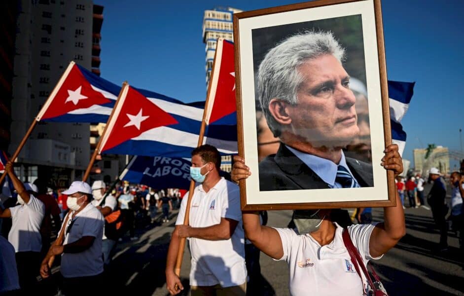 cuba:-six-jours-apres-les-manifestations,-le-regime-mobilise-ses-partisans