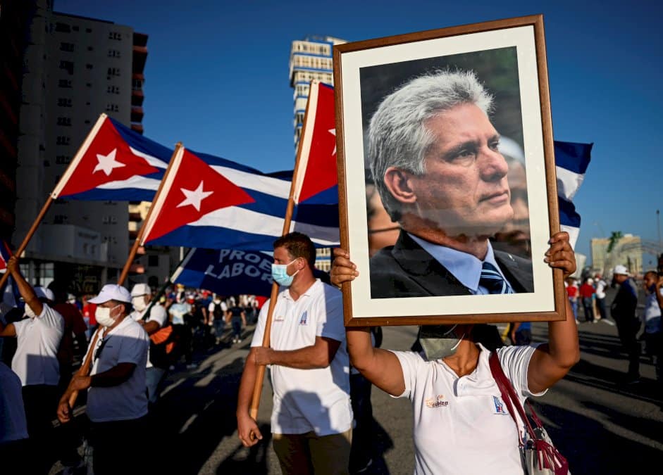 cuba:-six-jours-apres-les-manifestations,-le-regime-mobilise-ses-partisans