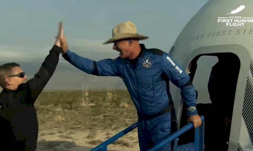 a-bord-de-sa-fusee-blue-origin,-jeff-bezos-realise-a-son-tour-son-reve-d&rsquo;espace