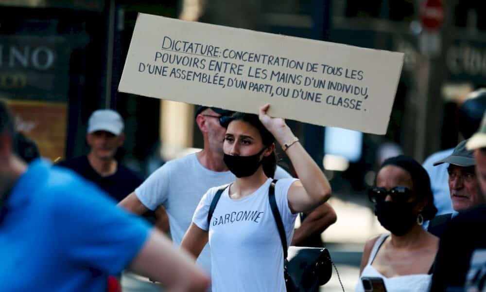 des-« antivax »-aux-« antipass »:-quand-les-reseaux-sociaux-font-descendre-dans-la-rue