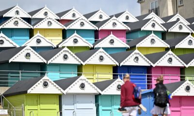 sur-les-cotes-anglaises,-les-cabines-de-plage-s&rsquo;arrachent-pendant-la-pandemie
