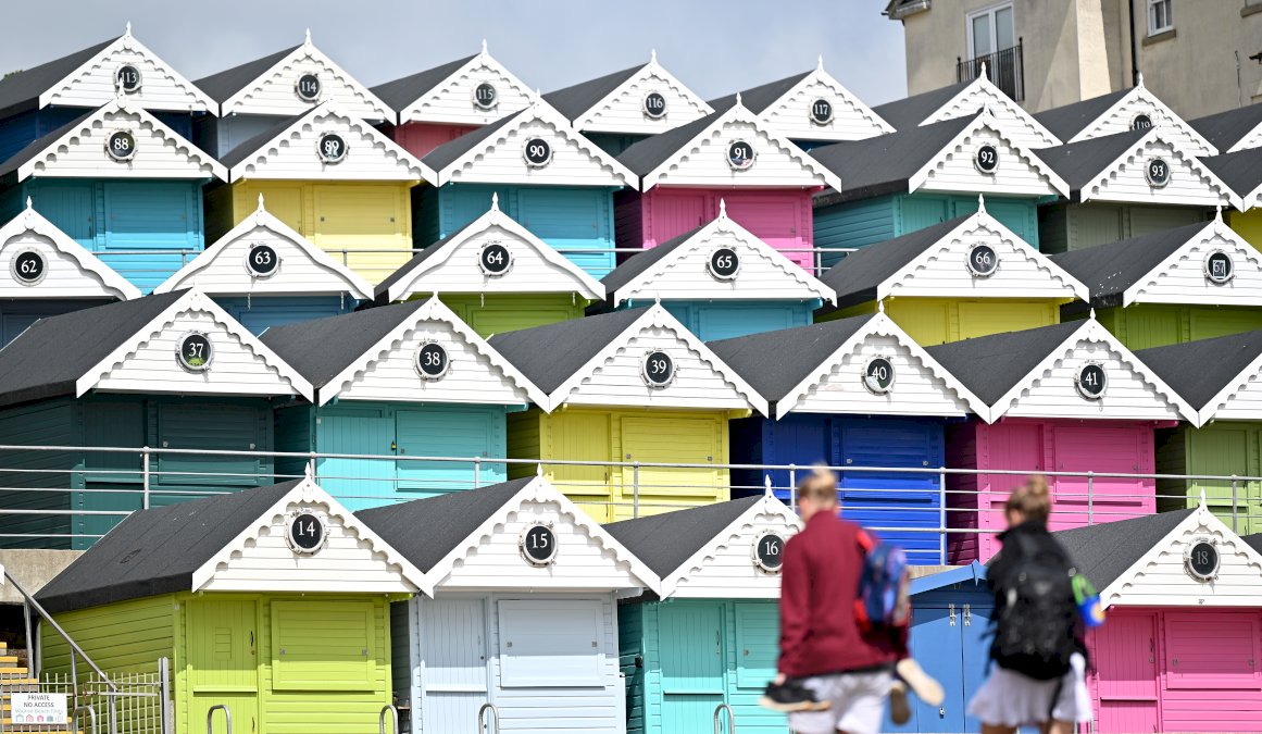 sur-les-cotes-anglaises,-les-cabines-de-plage-s&rsquo;arrachent-pendant-la-pandemie