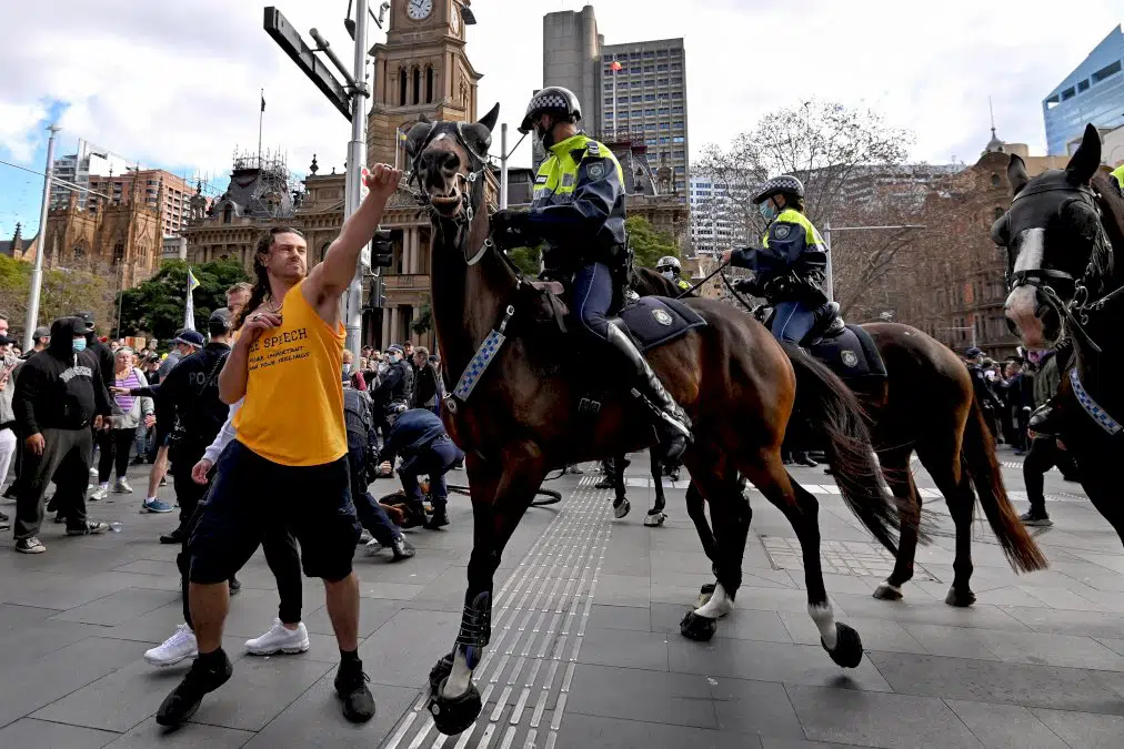 australie:-manifestations-anti-confinement,-affrontements-avec-la-police-a-sydney