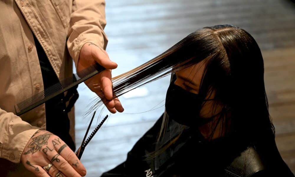 des-cheveux-pour-nettoyer-les-oceans:-les-coiffeurs-britanniques-s’engagent-pour-la-planete