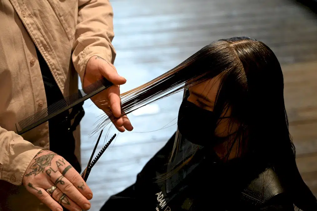 des-cheveux-pour-nettoyer-les-oceans:-les-coiffeurs-britanniques-s’engagent-pour-la-planete