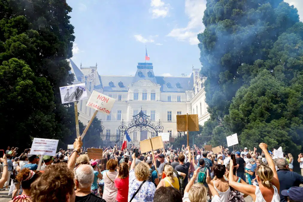 pass-sanitaire:-dernieres-heures-de-suspense-au-parlement,-la-vaccination-progresse