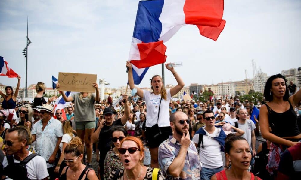 pass-sanitaire:-le-parlement-valide,-la-vaccination-progresse