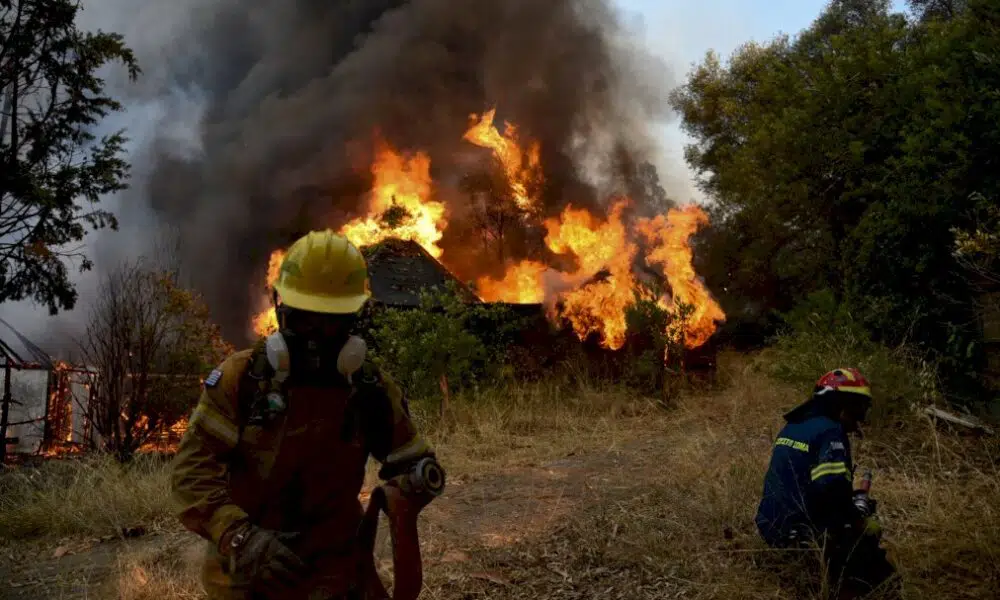 incendie-en-grece-dans-le-peloponnese:-une-dizaine-de-maisons-brulees,-cinq-blesses