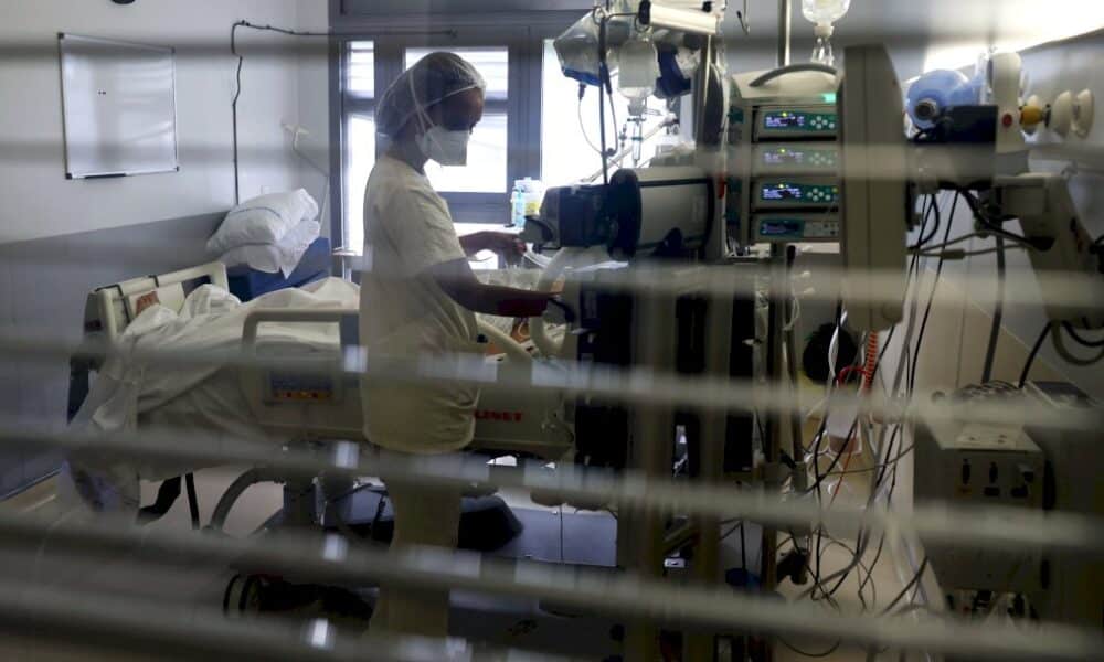 covid-19:-la-pression-sur-les-hopitaux-continue-a-monter