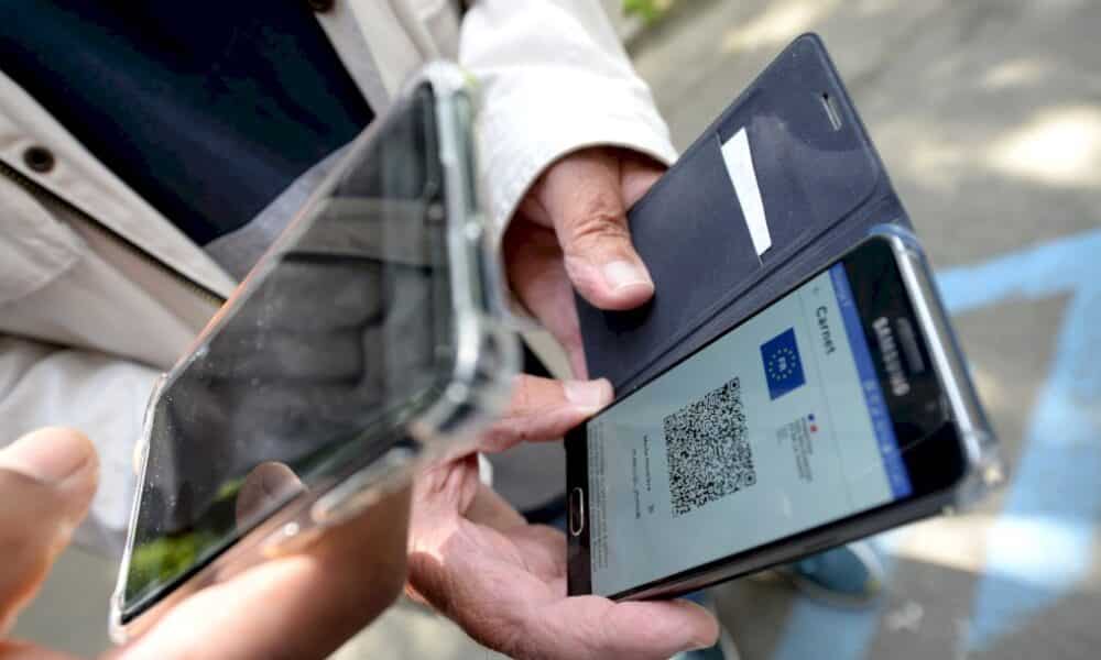 le-pass-sanitaire-fait-son-entree-dans-la-vie-quotidienne-des-francais