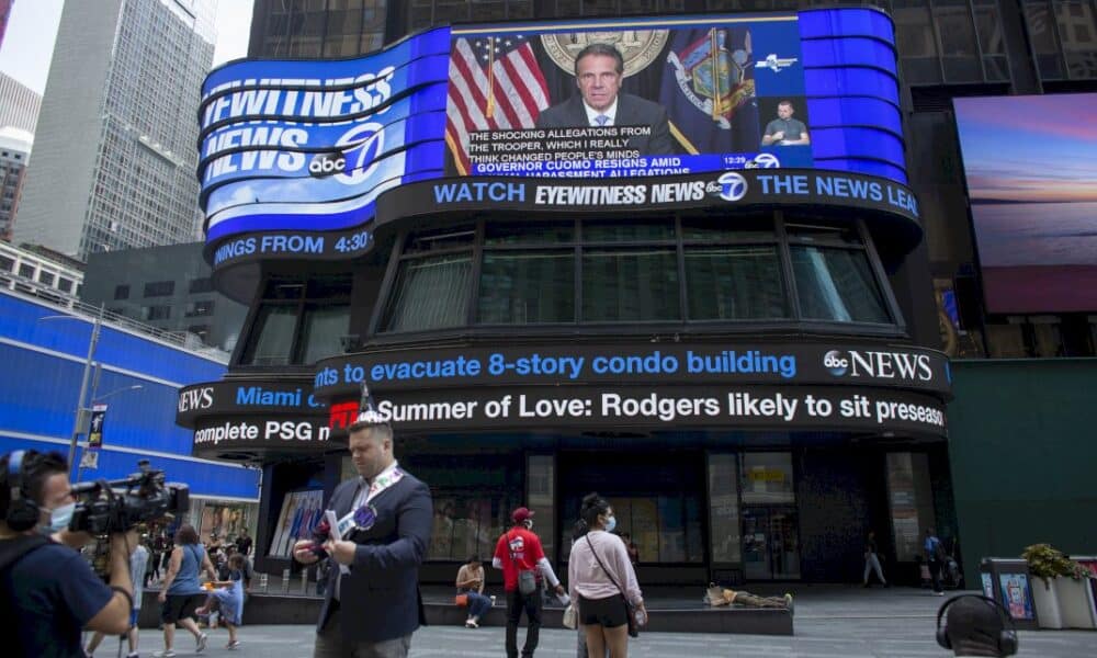 plombe-par-les-accusations-de-harcelement-sexuel,-le-gouverneur-de-new-york-jette-l&rsquo;eponge