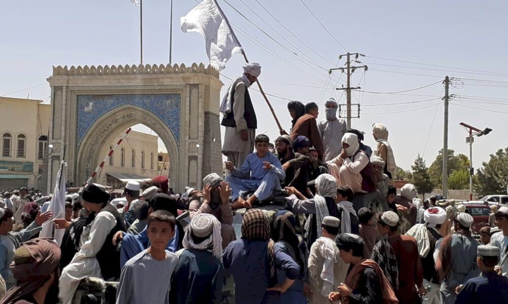 afghanistan:-les-talibans-tout-pres-de-kaboul,-les-occidentaux-evacuent