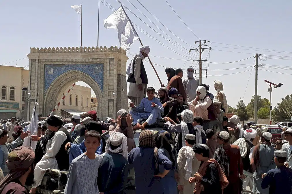 afghanistan:-les-talibans-tout-pres-de-kaboul,-les-occidentaux-evacuent